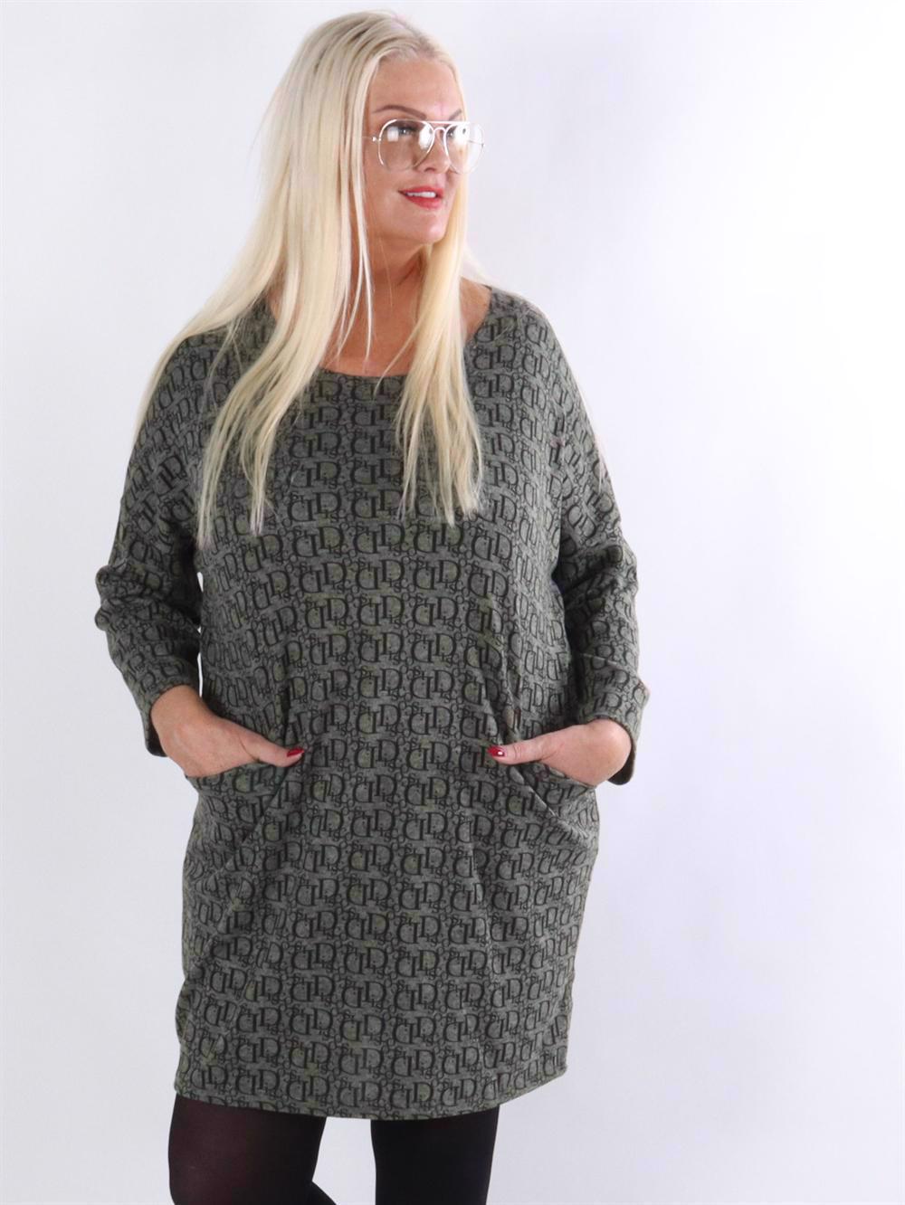 Ava - Klänning med skrift och fickor